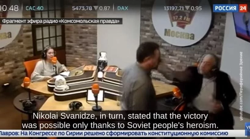 Σε ρινγκ μετατράπηκε ραδιοφωνικό στούντιο στη Ρωσία -«Έπαιξαν» μπουνιές για χάρη του Στάλιν (βίντεο)